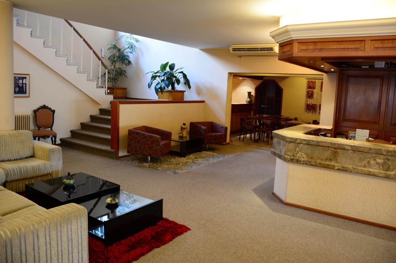 Hotel Crown Melo Extérieur photo
